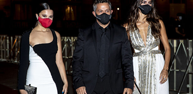 Manuela Sanz eclipsa a su padre en su primera alfombra roja