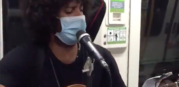 La genial canción de un cubano en el Metro de Madrid: "Entre tanto comunista y separatista se han cargado la nación"