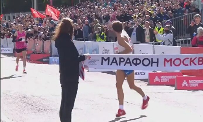El feísimo gesto en el maratón de Moscú que indigna al mundo del deporte