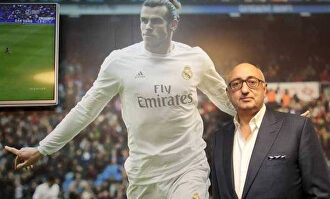 Jonathan Barnett posa junto a una imagen de su representado, Gareth Bale. | EFE