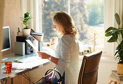 Una mujer teletrabajando | Alamy