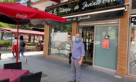 Jacinto, ante su negocio La Taberna de Jacinto | LD