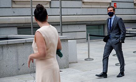 Macarena Olona saluda a Casado a su llegada al Congreso.  | EFE