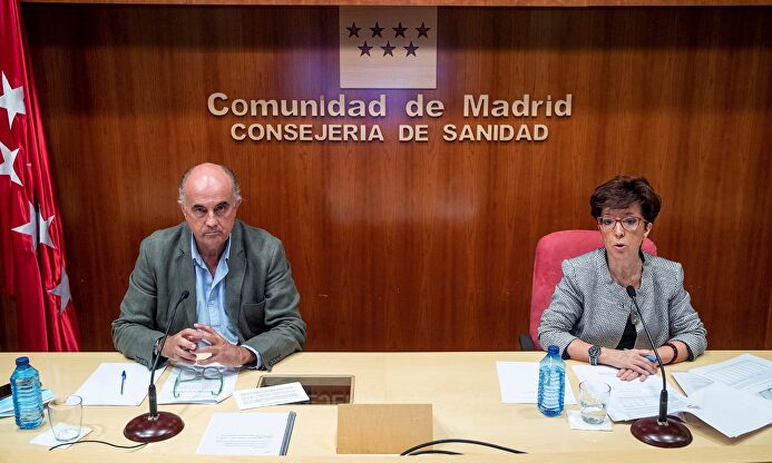 Antonio Zapatero y Elena Andradas, responsables de Salud de la Comunidad de Madrid. | EFE