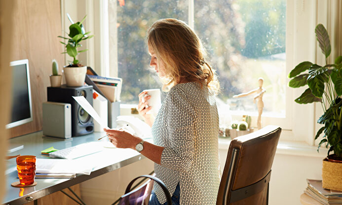 Una empleada teletrabajando | Alamy