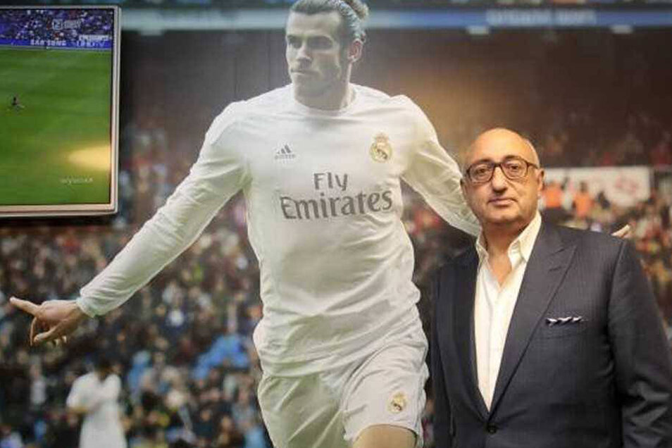 Bale y Barnett deberían venir desde Londres sólo para besar el césped del Bernabéu - El penúltimo raulista vivo Jonathan Barnett posa junto a una imagen de su representado, Gareth Bale.