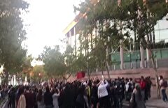 Carga de la Policía frente a manifestantes de ultraizquierda contra los confinamientos