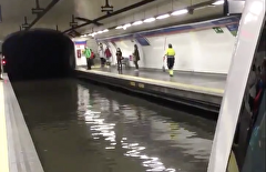 Andenes anegados y trenes parados: las imágenes del Metro de Madrid inundado por la lluvia