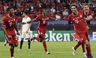Javi Martínez (2d) celebra con sus compañeros su gol al Sevilla en la prórroga. | EFE