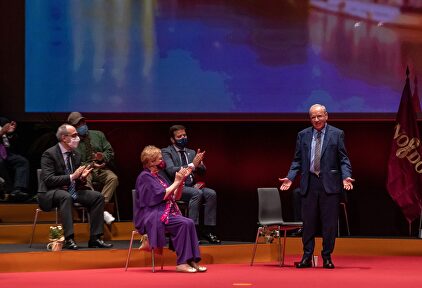 El exvicepresidente del Gobierno Alfonso Guerra agradece los aplausos tras su intervención en el acto de entrega de las Medallas de la Ciudad de Sevilla donde ha recogido su titulo de Hijo Predilecto, hoy en la capital hispalense. | EFE