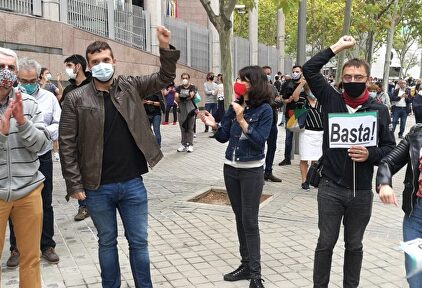 Monedero, Isa Serra y otros podemitas en Vallecas. | EFE