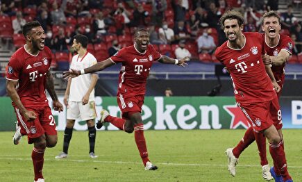 Javi Martínez (2d) celebra con sus compañeros su gol al Sevilla en la prórroga. | EFE