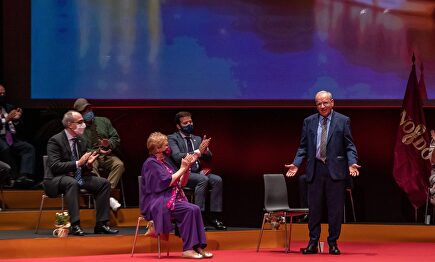 El exvicepresidente del Gobierno Alfonso Guerra agradece los aplausos tras su intervención en el acto de entrega de las Medallas de la Ciudad de Sevilla donde ha recogido su titulo de Hijo Predilecto, hoy en la capital hispalense. | EFE