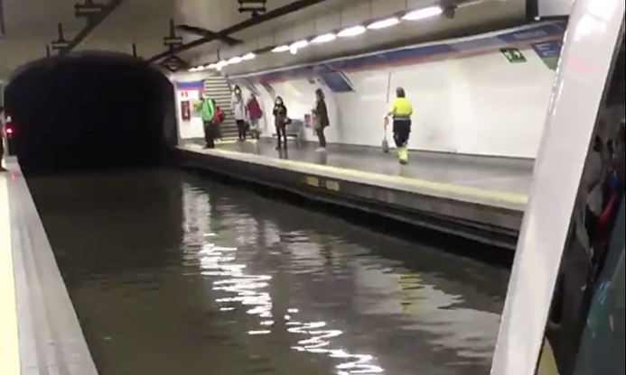 Andenes anegados y trenes parados: las imágenes del Metro de Madrid inundado por la lluvia