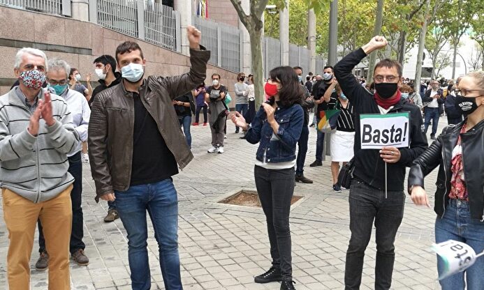 Monedero, Isa Serra y otros podemitas en Vallecas. | EFE