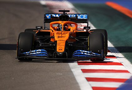 Carlos Sainz empieza el GP de Rusia con un accidente