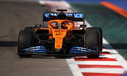 Carlos Sainz empieza el GP de Rusia con un accidente