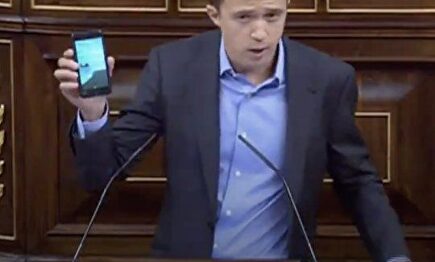 Iñigo Errejón enseña su iPhone en el Congreso de los Diputados | Youtube