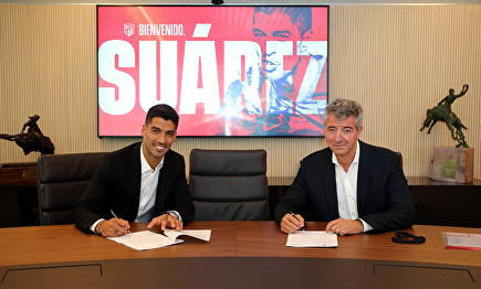 Luis Suárez firmando su contrato junto a Gil Marín. | Atlético de Madrid