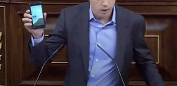 Iñigo Errejón enseña su iPhone en el Congreso de los Diputados | Youtube