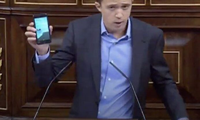 Iñigo Errejón enseña su iPhone en el Congreso de los Diputados | Youtube
