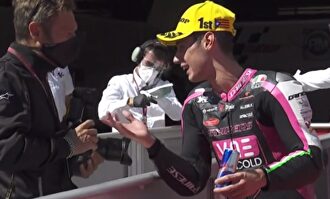 La gorra amarilla de Dunlop con la estelada bordada | Twitter