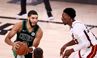 Tatum, Boston Celtics, en una acción con Adebayo, Miami Heat, durante la segunda mitad del partido. | EFE