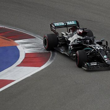 Hamilton vuelta en Sochi y Sainz saldrá sexto.  | EFE