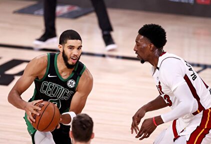 Tatum, Boston Celtics, en una acción con Adebayo, Miami Heat, durante la segunda mitad del partido. | EFE