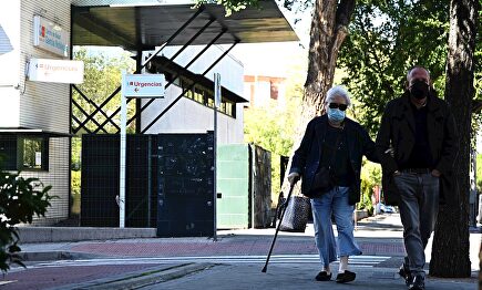 Dos personas pasan delante del centro de salud García Noblejas, en el distrito madrileño de Ciudad Lineal, este viernes. | EFE