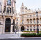 El hotel Four Seasons se encuentra ubicado en pleno centro histórico Madrid; en la que fue la manzana 265 de la capital española. Comprende un conjunto de 7 excepcionales edificios, de gran valor histórico y arquitectónico ubicados entre la Carrera de San Jerónimo, la plaza de Canalejas y las calles de Sevilla y Alcalá.