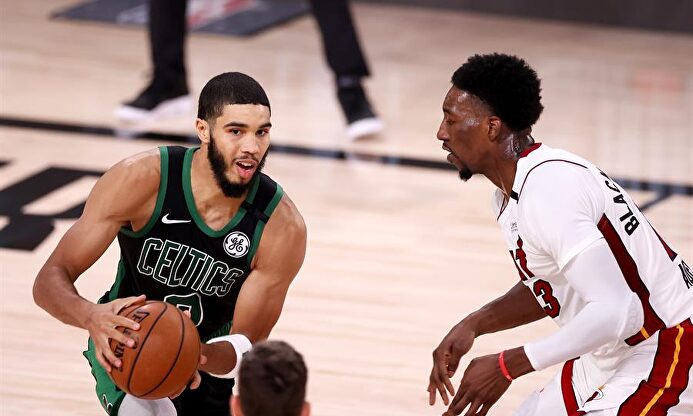 Tatum, Boston Celtics, en una acción con Adebayo, Miami Heat, durante la segunda mitad del partido. | EFE