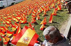 Recuerdan a los fallecidos por coronavirus colocando 53.000 banderas de España en un parque de Madrid