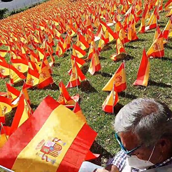 Recuerdan a los fallecidos por coronavirus colocando 53.000 banderas de España en un parque de Madrid