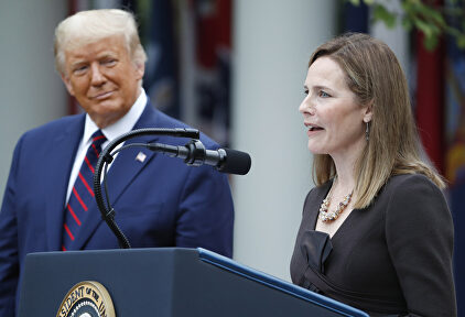 Trump y Amy Coney Barrett en el acto de su nominación como juez al Supremo. | EFE