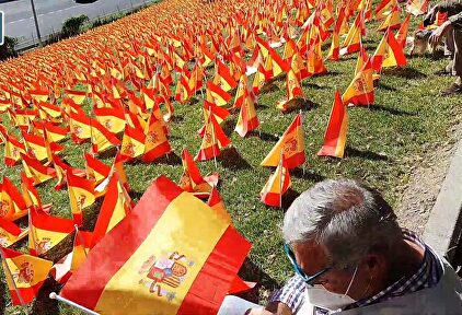 Recuerdan a los fallecidos por coronavirus colocando 53.000 banderas de España en un parque de Madrid