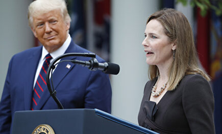 Trump y Amy Coney Barrett en el acto de su nominación como juez al Supremo. | EFE