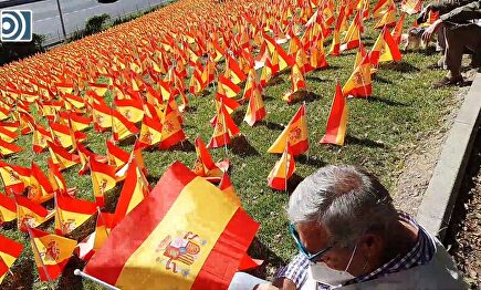 Recuerdan a los fallecidos por coronavirus colocando 53.000 banderas de España en un parque de Madrid