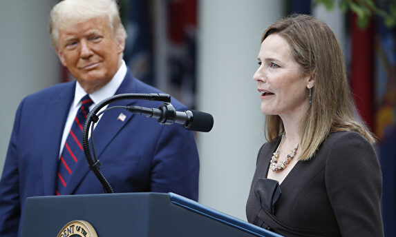 Trump y Amy Coney Barrett en el acto de su nominación como juez al Supremo. | EFE