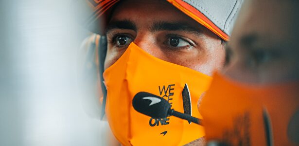 Carlos Sainz con mascarilla. | McLaren