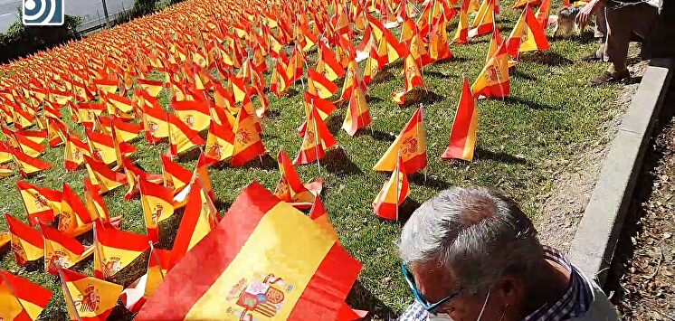 Recuerdan a los fallecidos por coronavirus colocando 53.000 banderas de España en un parque de Madrid