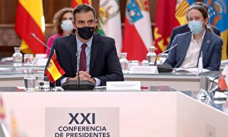 Pedro Sánchez, con Pablo Iglesias al fondo | Europa Press