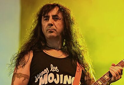 Chicho, guitarrista de Mojinos Escozíos | Twitter Mojinos Escozíos