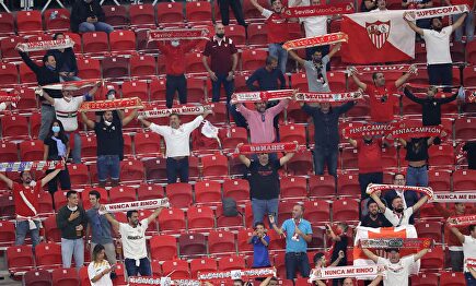 Aficionados del Sevilla durante la Supercopa de Europa contra el Bayern en el Puskas Arena de Budapest. | EFE