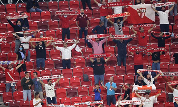 Aficionados del Sevilla durante la Supercopa de Europa contra el Bayern en el Puskas Arena de Budapest. | EFE