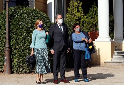 El expresidente de la Generalidad, Quim Torra, con Carme Forcadell y Dolors Bassa. | EFE