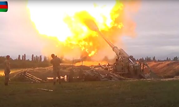 Artillería del Ejército de Azerbaiyán disparando a las tropas desplegadas en Nagorno-Karabaj | EFE