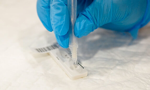 Una sanitaria realiza una prueba de coronavirus. | Comunidad de Madrid