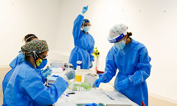 Varios sanitarios en un laboratorio de pruebas de antígenos | CAM