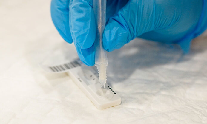 Una sanitaria realiza una prueba PCR de coronavirus. | Comunidad de Madrid